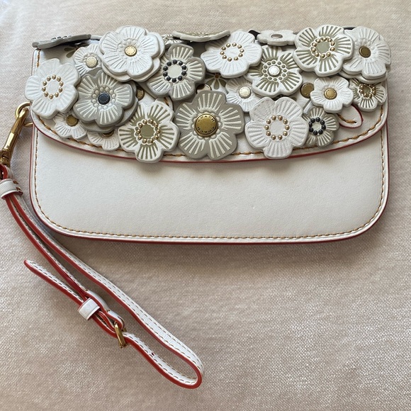 COACH 1941 Tea Rose Clutch CHALK
Wristlet Wallet - Picture 2 of 16